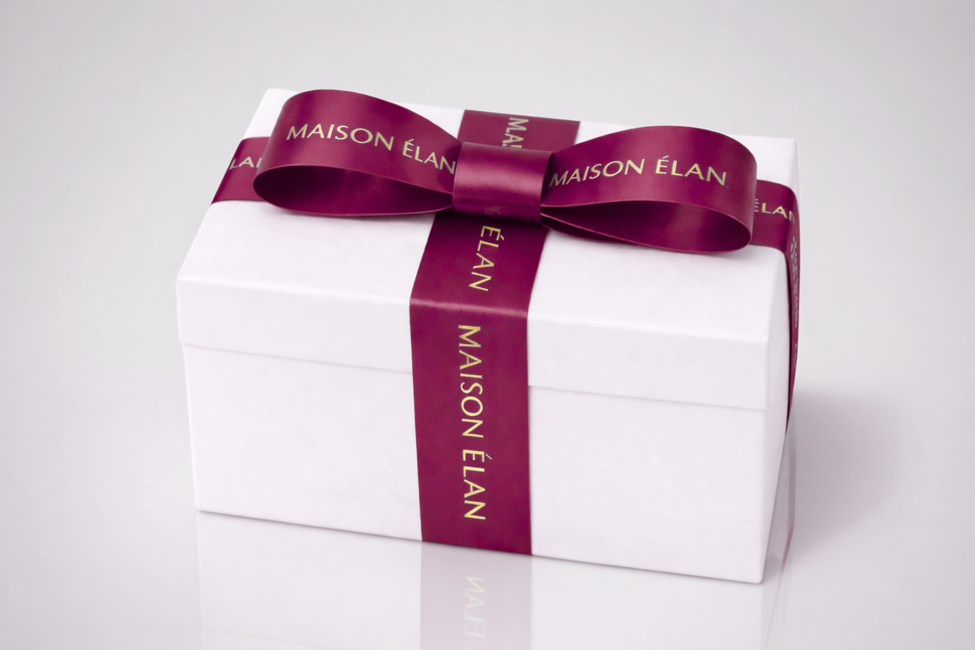 Wide printed gift ribbon in dark red from JM Band®.