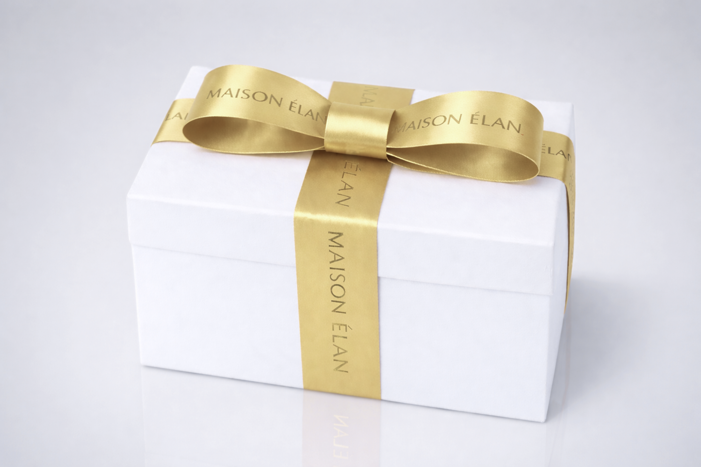 Wide gift ribbon with print in gold from JM Band®.